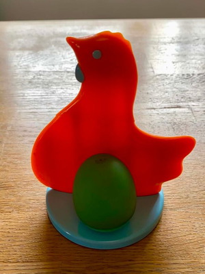 Antevanilla salt and pepper set with magnetic base like new, chicken design