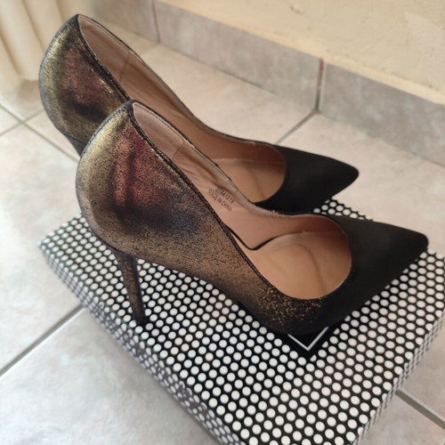 Fullah Sugah heel 12 cm like new, black and gold