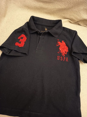 Polo US POLO ASSN παιδική μαύρη μπλούζα polo με κόκκινο κέντημα, 5-6 ετών