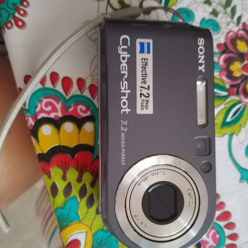 Sony Cyber-shot camera 7.2 megapixels like new with charger and case