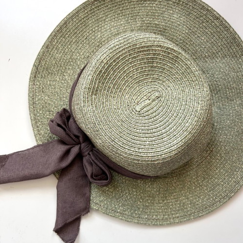 Charming hat with brown ribbon size 57 like new, 100% paper