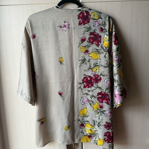Zara short kimono size M like new, floral beige and red