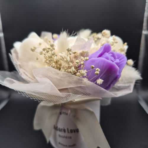 Wax bouquet like new with random flowers and customizable scent and color