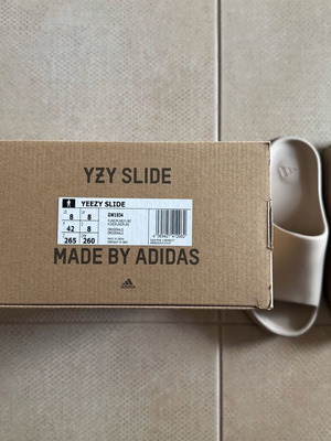Adidas Yeezy Slides size 42, like new, beige unisex
