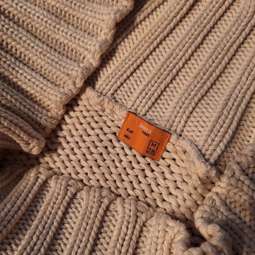 Off-shoulder knitted sweater like new in very good condition