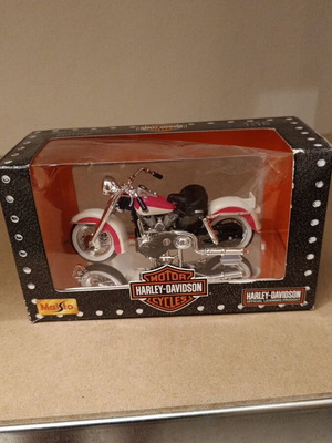 Harley Davidson 1958 FLH Duo Glide motorcycle model 1:18 like new