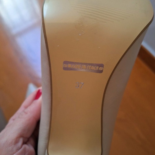 Migato leather pumps size 37 like new, beige
