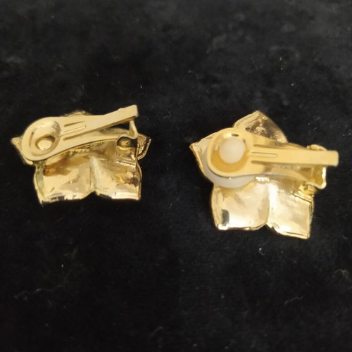Vintage earrings flower-shaped used