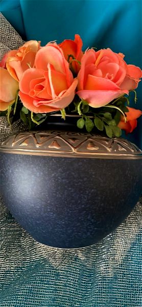 vazo keramiko mple me asimi mporntoura