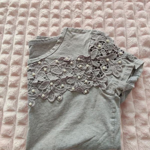 Gray blouse with embossed flowers and pearls like new, size S