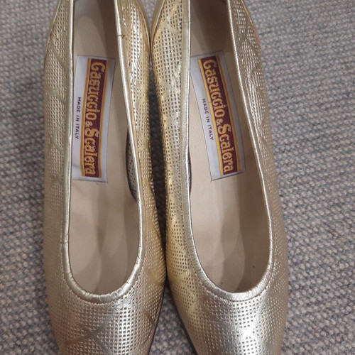 Gasuccio & Scalera gold leather pumps new with geometric perforation