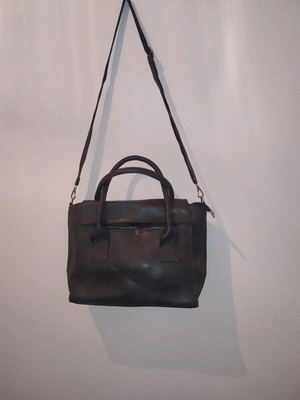 Black matte handbag like new, large capacity