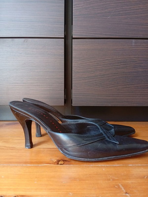 Martinez Valero women's leather mules size 40 like new black