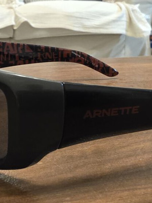 Γυαλιά ηλίου Arnette μεταχειρισμένα, μαύρος σκελετός, φακοί προς αντικατάσταση