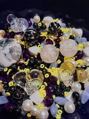 Various beads like new, 154 g acrylic, glass, pearls, rubber