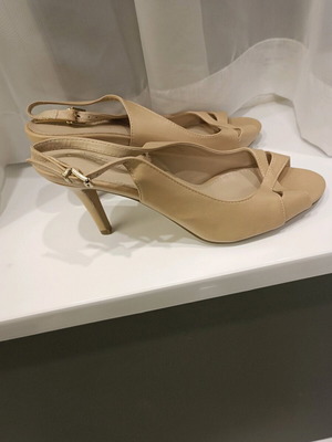 Дамски обувки на ток бежови, като нови, номер 40