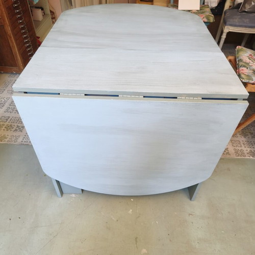 Oval dining table with deco veneer and oak look, like new, extendable