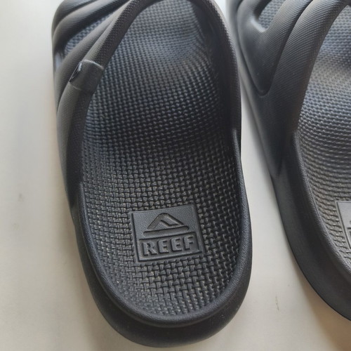 Reef Oasis men's slides black like new, size USA 8 (40-41)