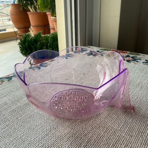 Plastic Daisy Bowl like new that looks like glass
