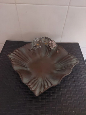 Table ceramic decor with embossed flower design new