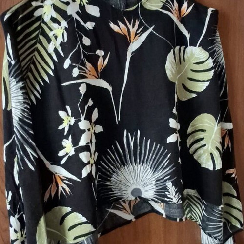 ALE top like new, asymmetric, size L, black with patterns