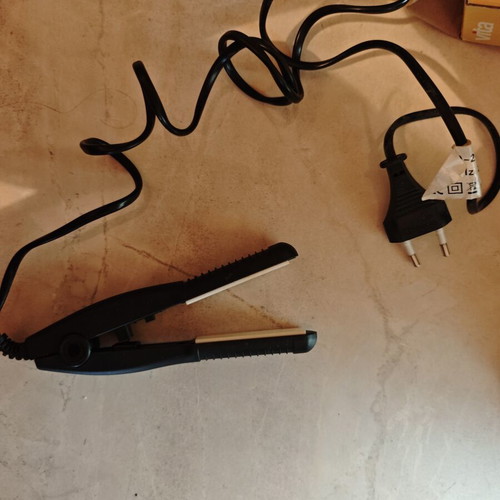 Travel hair straightener