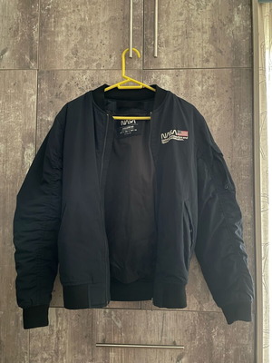 Яке NASA Pull & Bear като ново, размер Small, черно и синьо