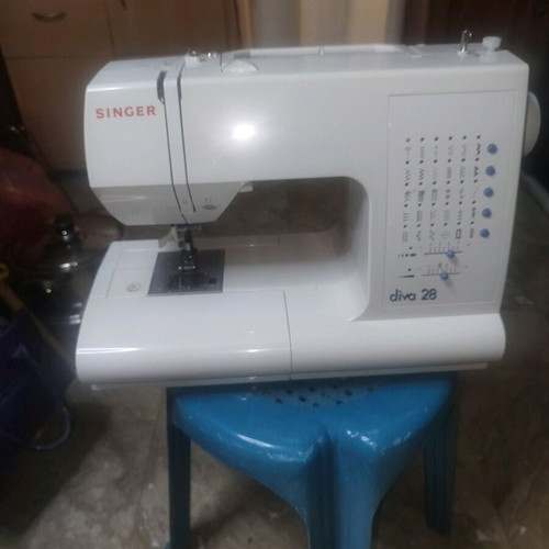 Singer electronic sewing machine like new