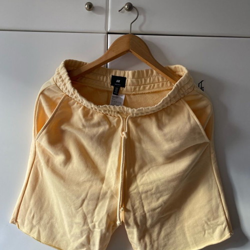 H&M shorts size M new, yellow