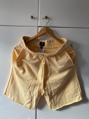 H&M shorts size M new, yellow