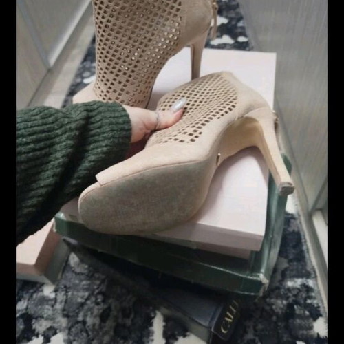 Deezee suede sandal bootie like new, beige, size 35