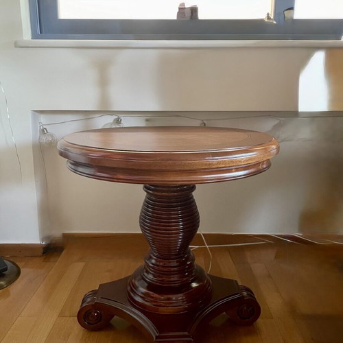 Round table made of solid American rosewood like new