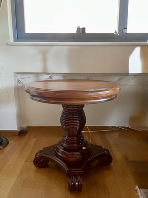 Round table made of solid American rosewood like new