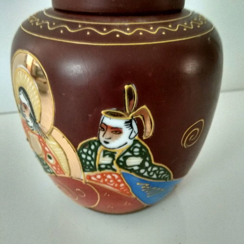 Japanese decorative items used, 2 plates and vase 13 cm high