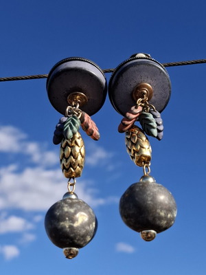 Vintage clip-on earrings used, nature-inspired design
