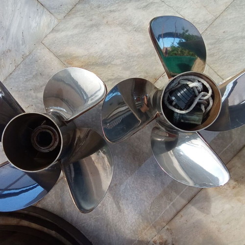 Mercury 4 Revolution Marine 48-857027A46 19P Propellers like new, set of 2