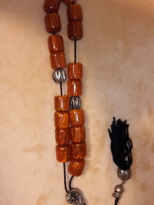 Κομπολόι καινούργιο με συνθετική ρητίνη και ασημένια λεπτομέρεια