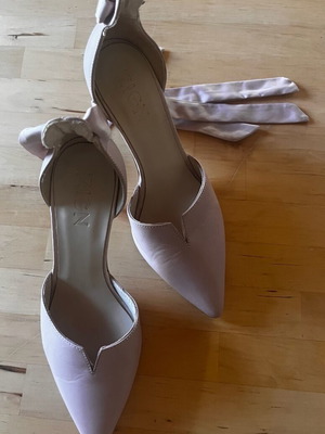 Zign pumps with satin ribbons, genuine leather, 9.5cm stilettos like new, size 36, beige