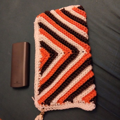 Knitted wrist bag, white and orange