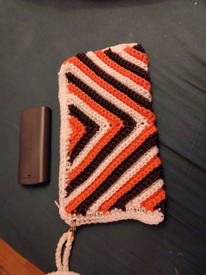 Knitted wrist bag, white and orange