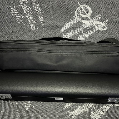 Yamaha YFL-372H flute like new with accessories