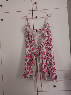 Floral blouse like new with cord and adjustable straps, size L