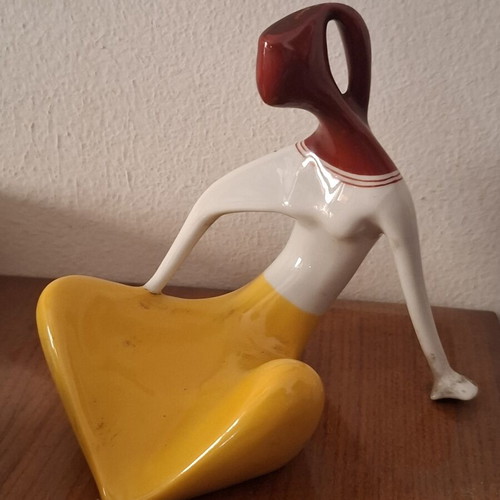 Porcelain figure "Siedząca dziewczyna" used, designed by Henryk Jędrasiak