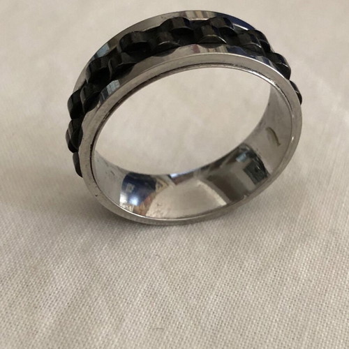 Men's steel ring used with movable middle part