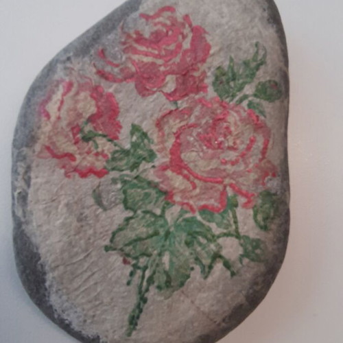 Natural sea stone with handmade rose bouquet decoration