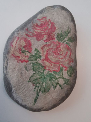 Natural sea stone with handmade rose bouquet decoration