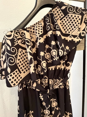 Boho φόρεμα με έναν ώμο, σαν καινούργιο, μαύρο με χρυσό μοτίβο
