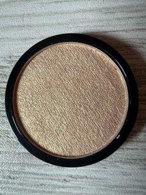 Golden highlighter new with golden shimmering particles