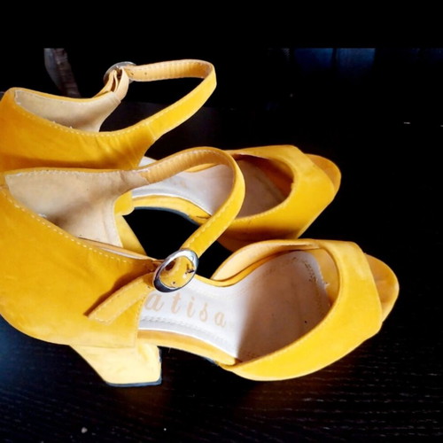 Carisa yellow suede sandals size 39 like new with thick heel