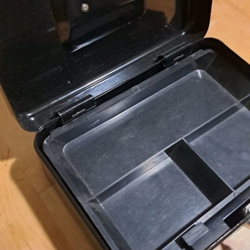 Metal cash box with 2 keys used in excellent condition